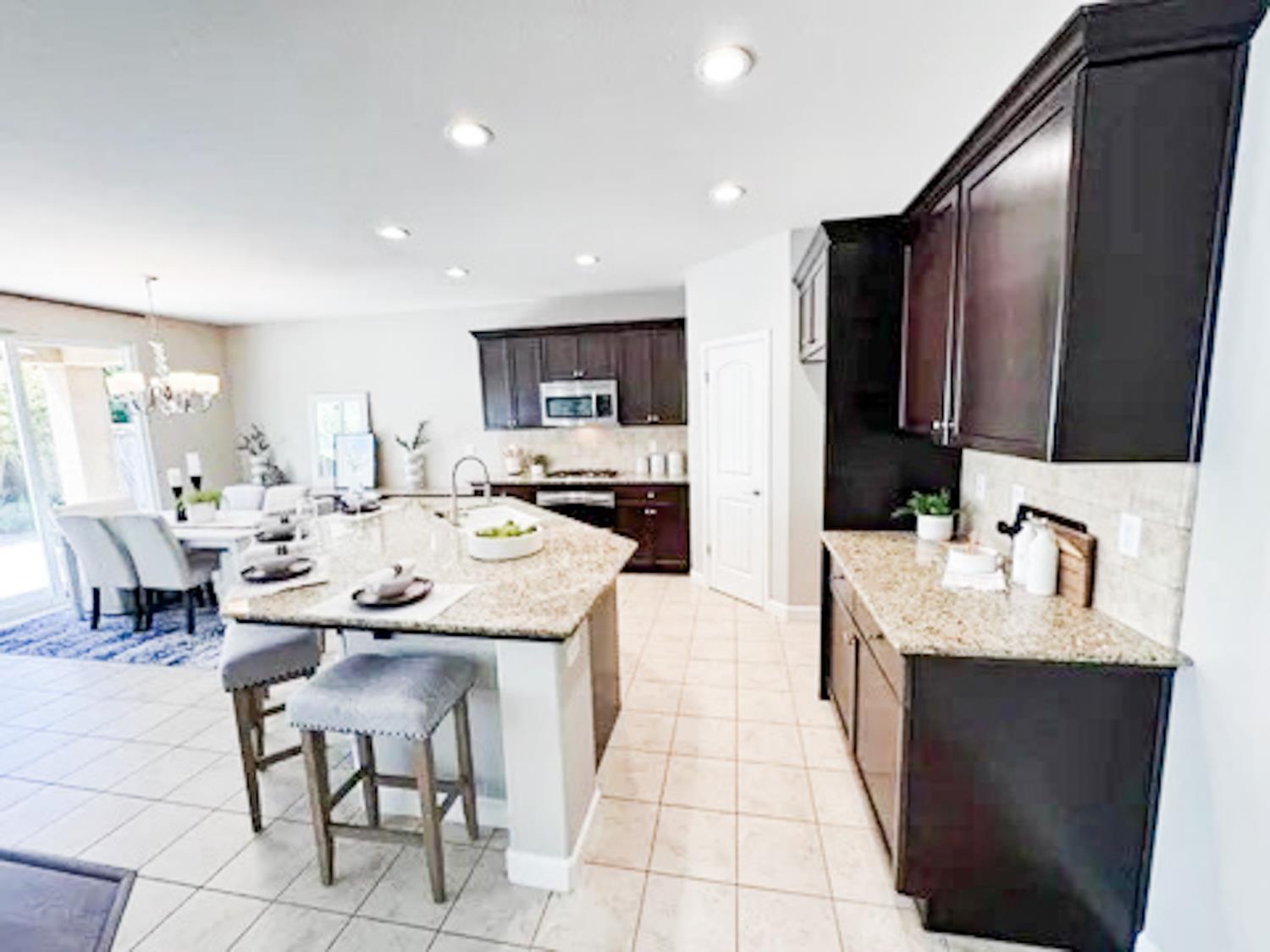 4074 Heritage Ln, Clovis, CA 93619