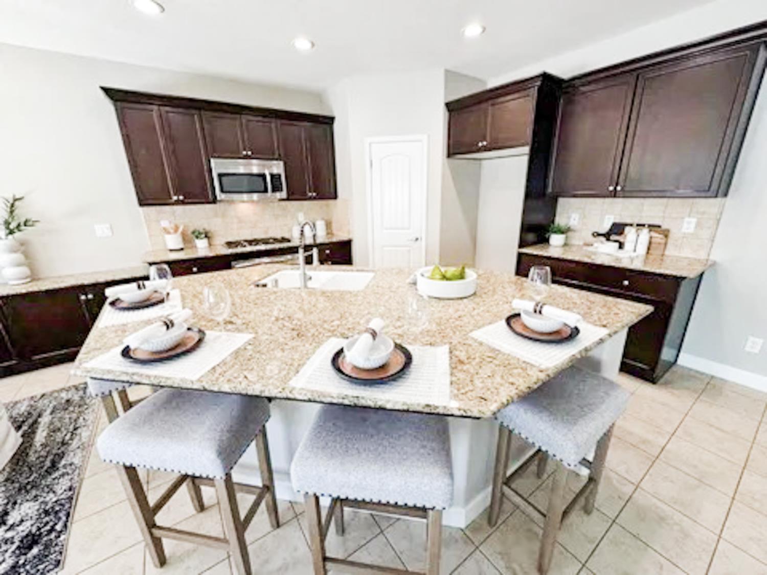 4074 Heritage Ln, Clovis, CA 93619