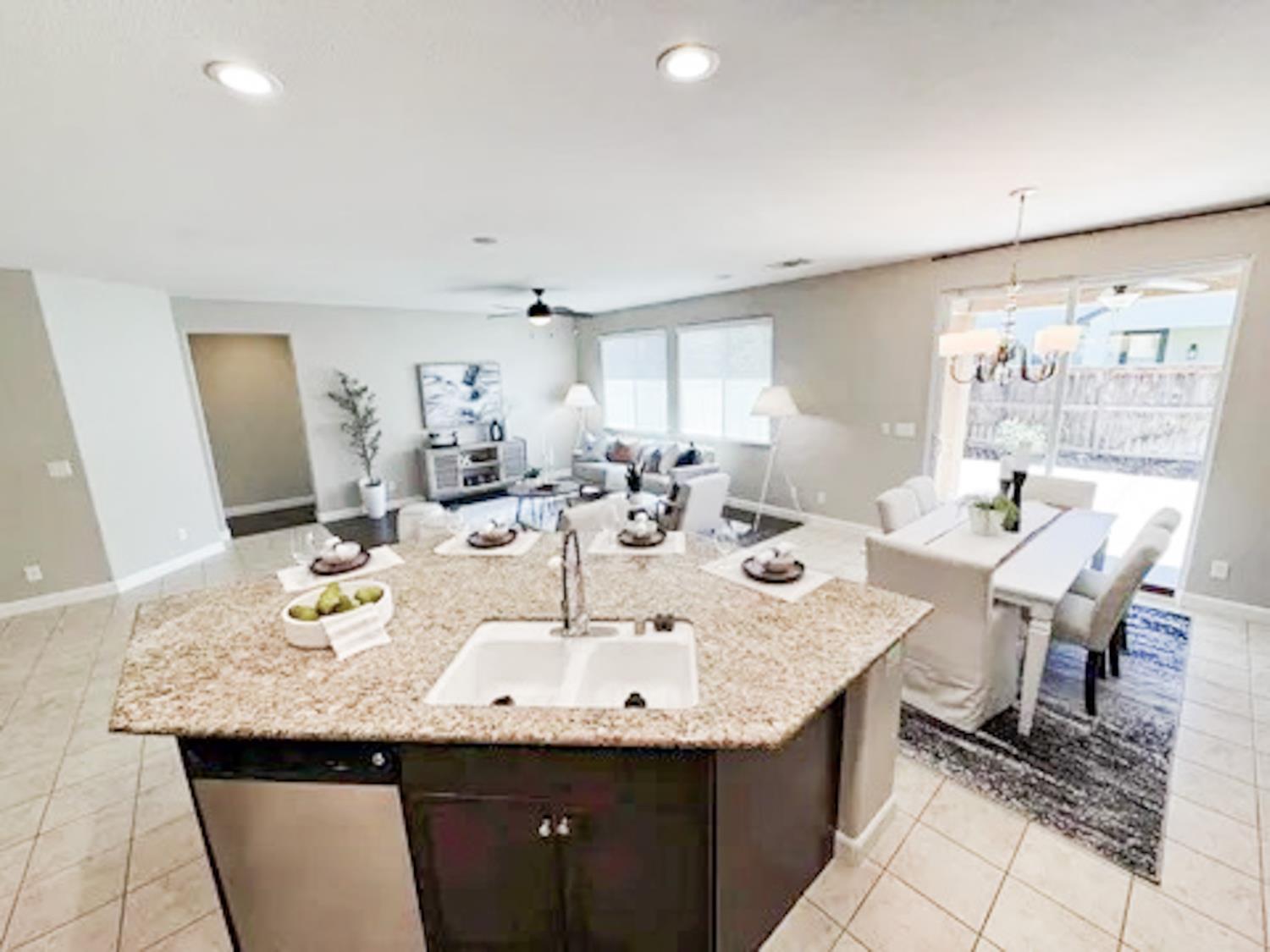 4074 Heritage Ln, Clovis, CA 93619