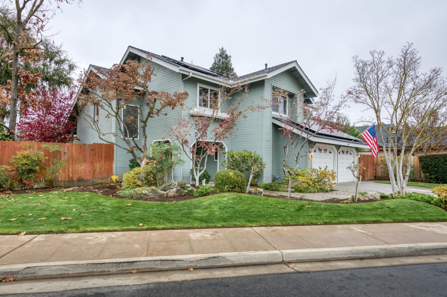 809 E Catalina Cir, Fresno, CA 93730