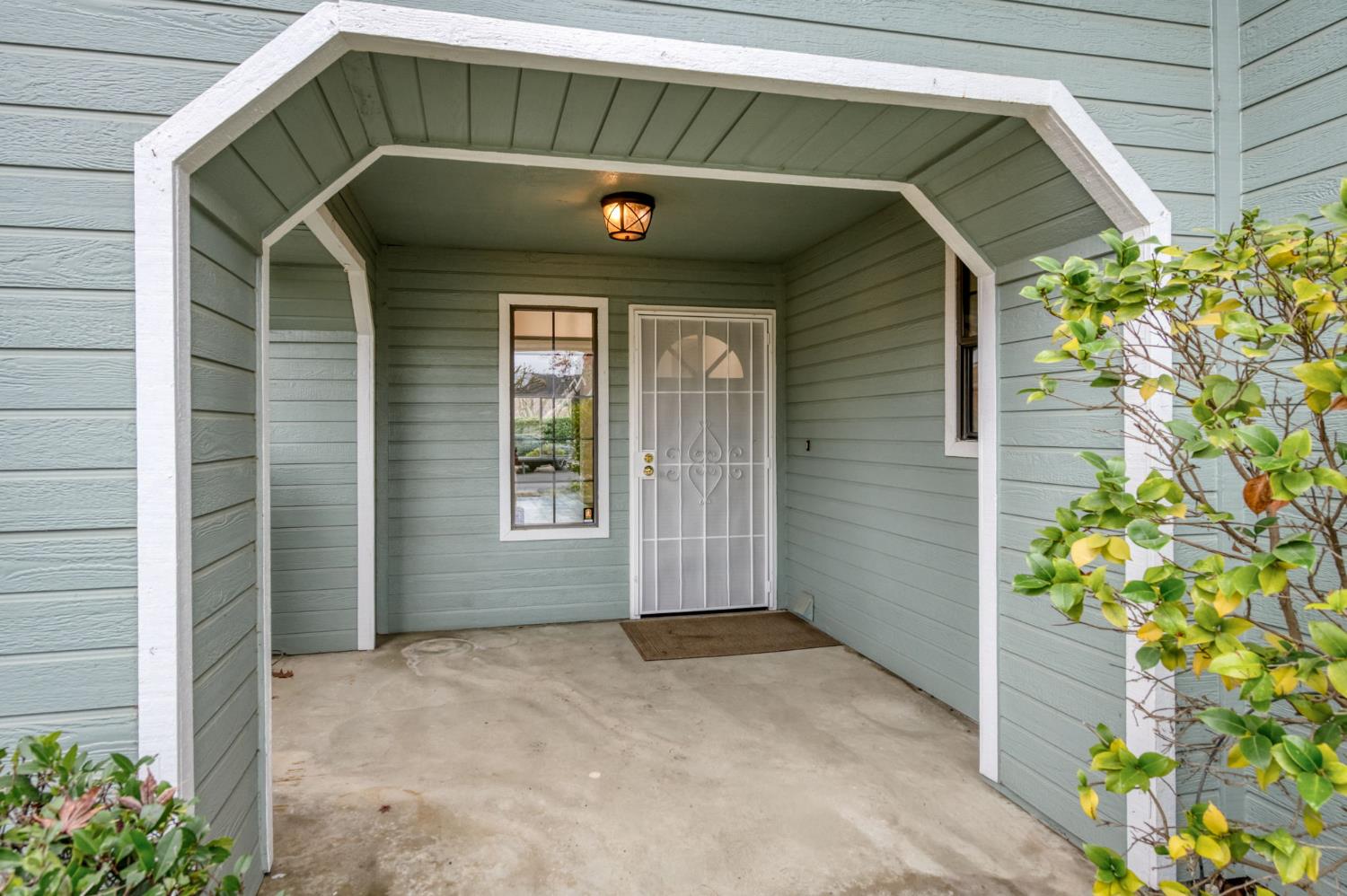 809 E Catalina Cir, Fresno, CA 93730