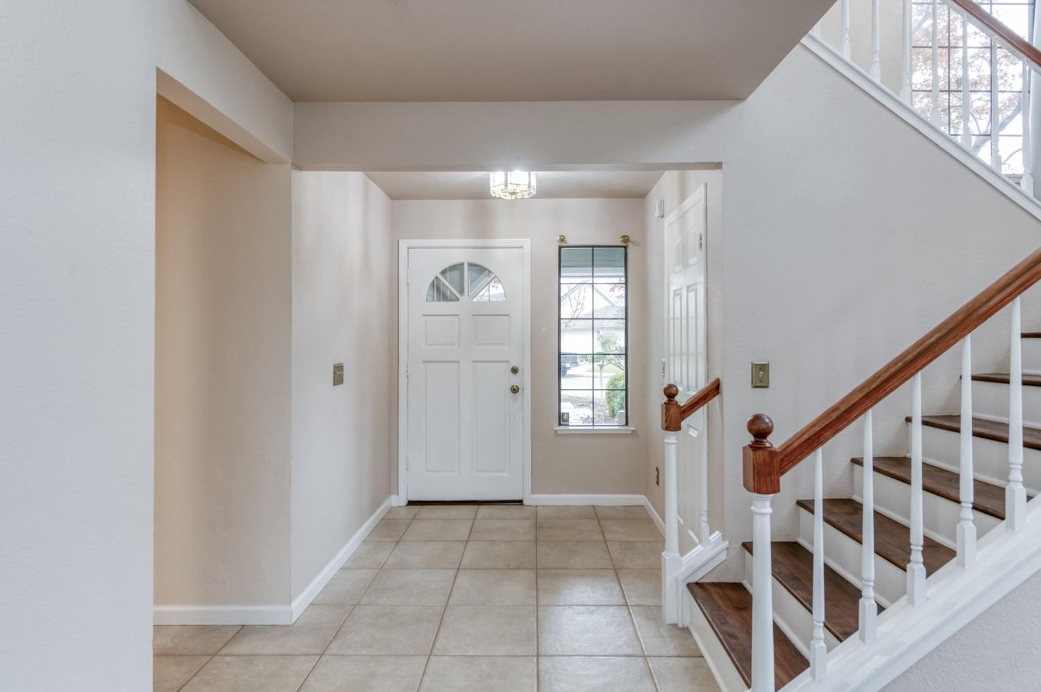 809 E Catalina Cir, Fresno, CA 93730