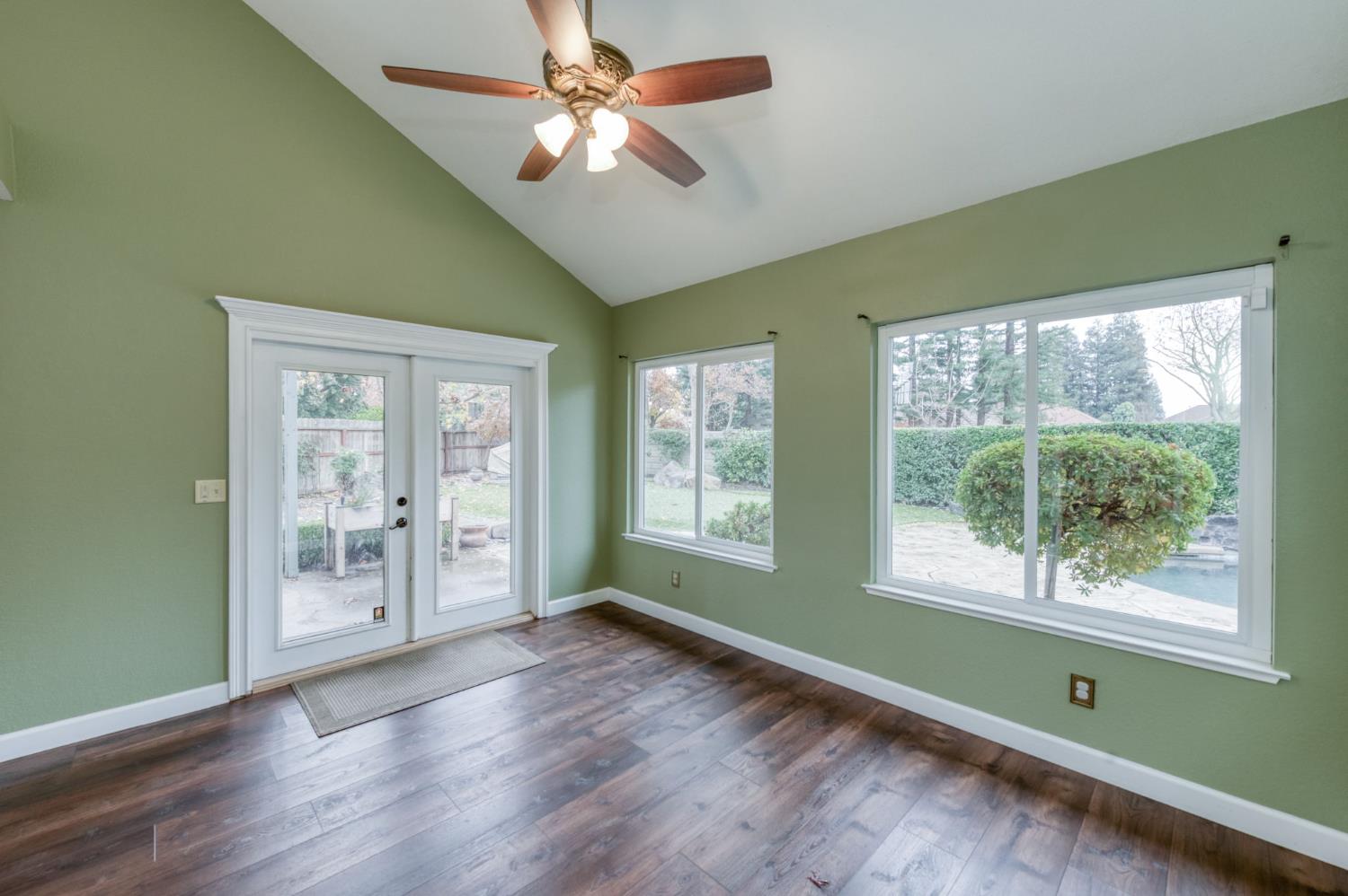 809 E Catalina Cir, Fresno, CA 93730