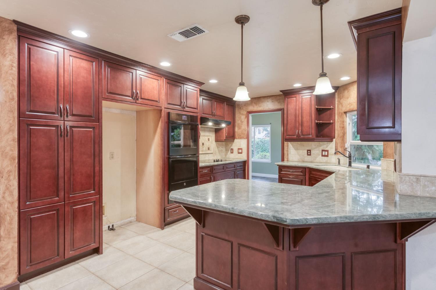 809 E Catalina Cir, Fresno, CA 93730