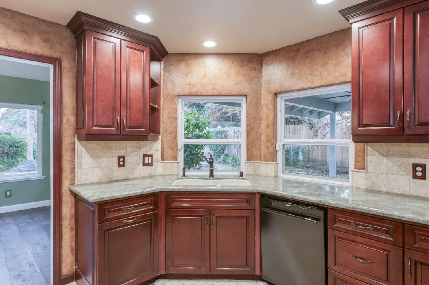 809 E Catalina Cir, Fresno, CA 93730