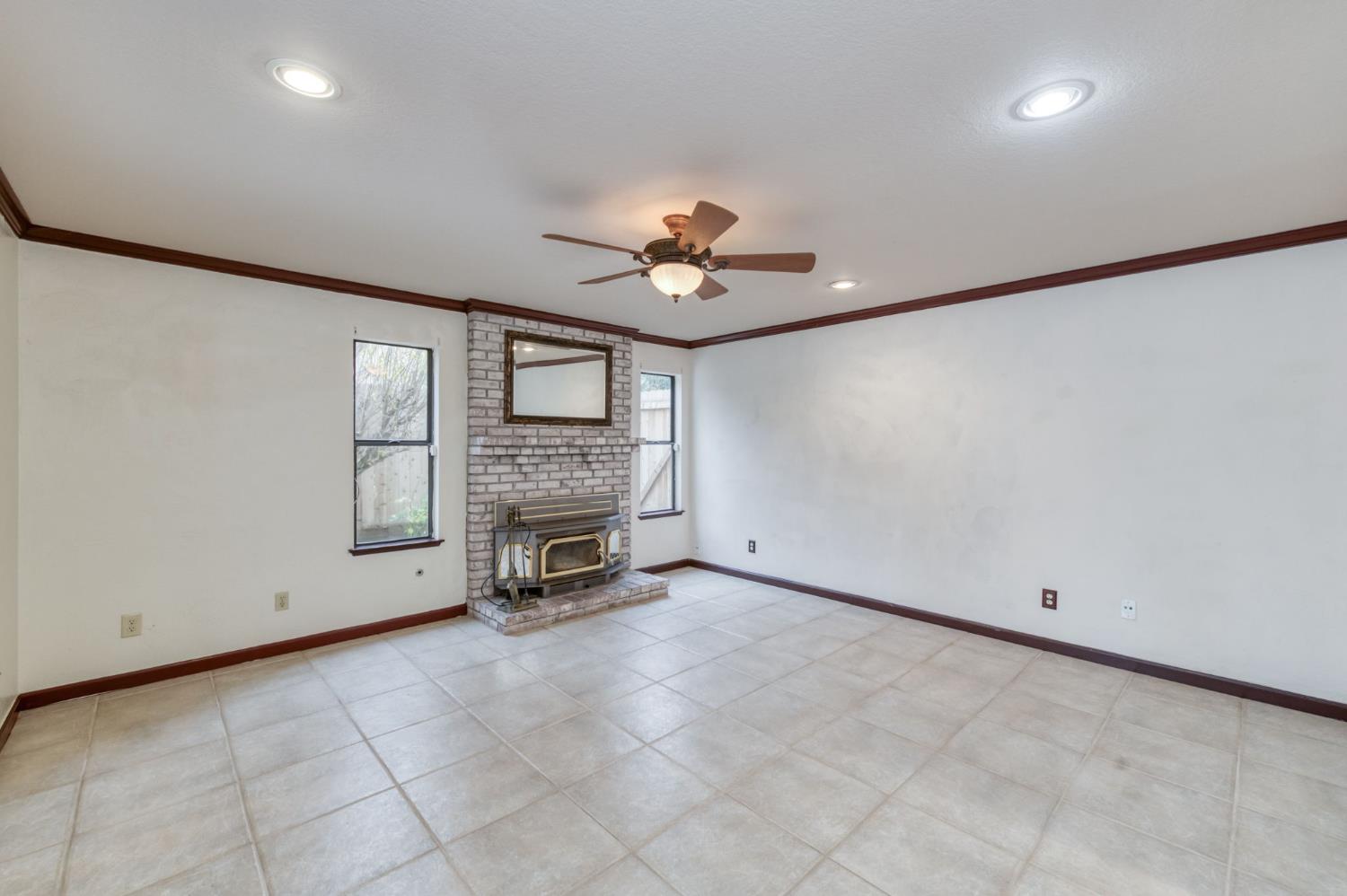 809 E Catalina Cir, Fresno, CA 93730