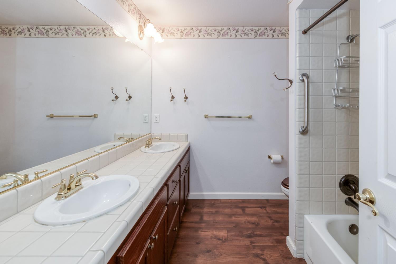 809 E Catalina Cir, Fresno, CA 93730