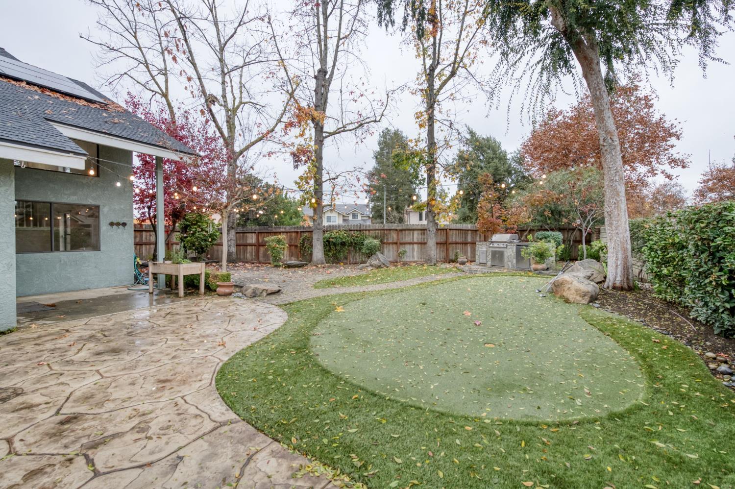 809 E Catalina Cir, Fresno, CA 93730