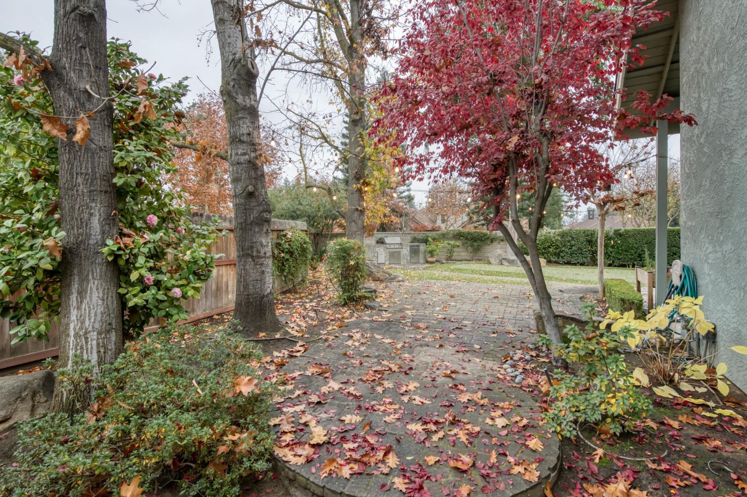 809 E Catalina Cir, Fresno, CA 93730